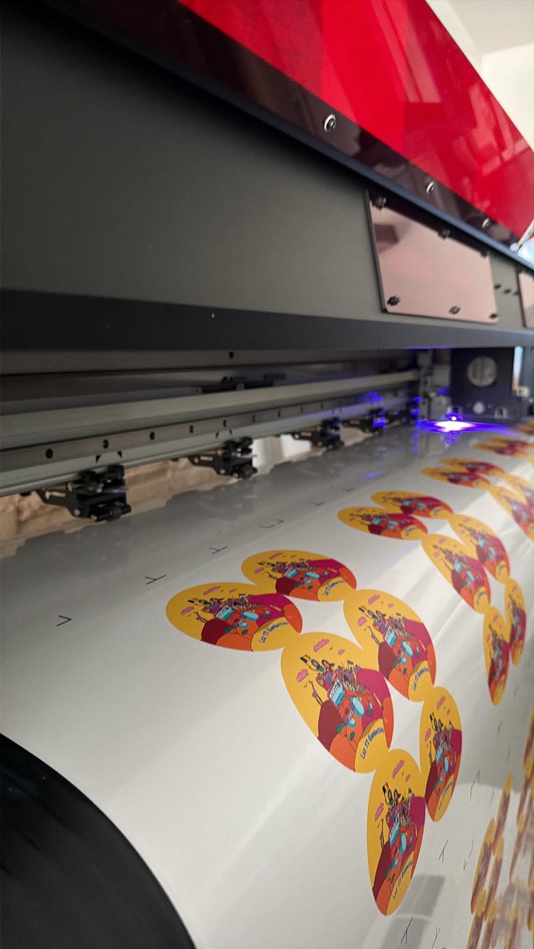 Impression de stickers dans l’atelier Honey Stickers