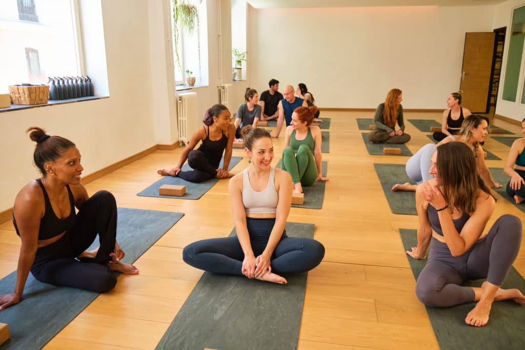 Séance collective de yoga illustrant les prestations de bien-être au travail d’Ulteam.