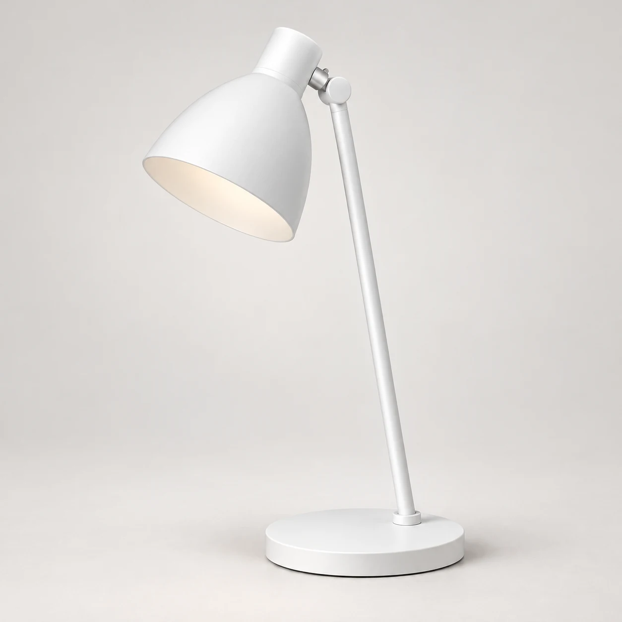 Même lampe, image optimisée : contours plus nets et éclairage contrasté sur fond gris clair